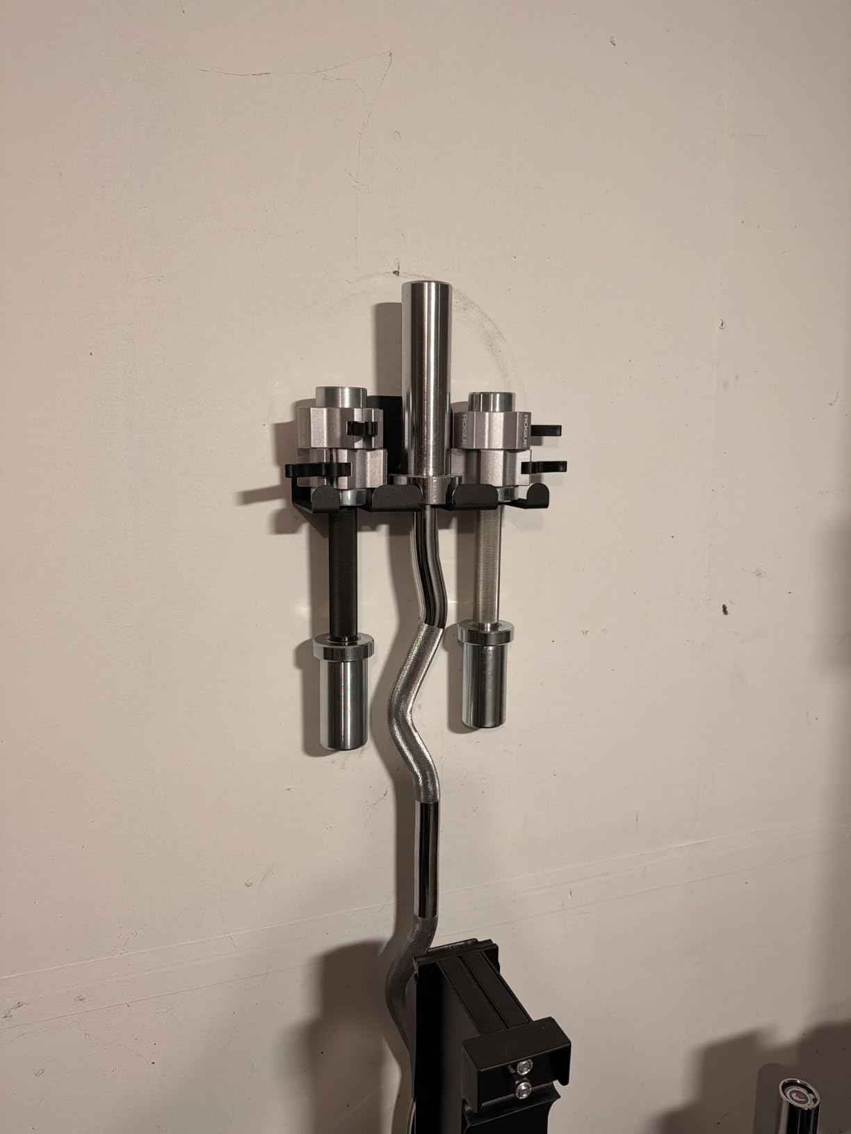 JNIHEEP Olympic Barbell Hanger,Garage Gym Bar Wall Rack,Vertical Barbell Mount Rack,Black Powder Coated,Space Saving Commercial or Home Gym Accessory,Holds Under 33mm Bar Size customer photo 2