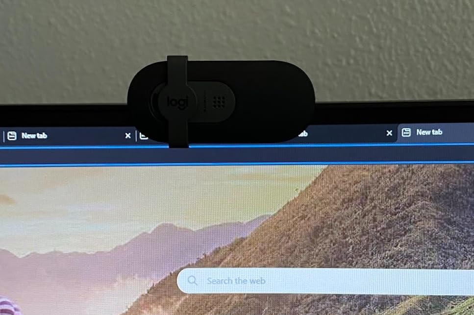 Logitech Brio 101 Full HD 1080p Webcam for Streaming and Meetings - Black customer photo 1