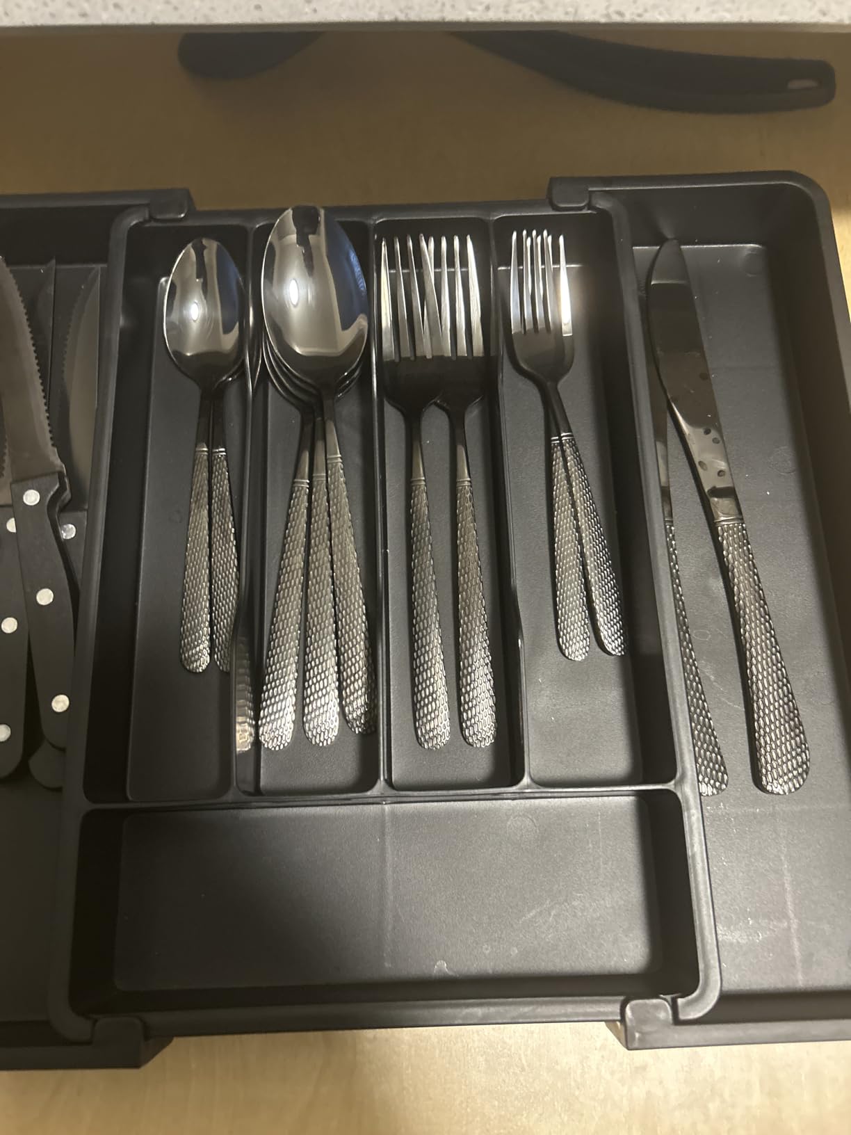 EWFEN 24-Piece Black Silverware Set with Steak Knives, Black Flatware Set for 4, Food-Grade Stainless Steel Tableware Cutlery Set, Mirror Finished Utensil Sets for Home Restaurant, Round Edge customer photo 1