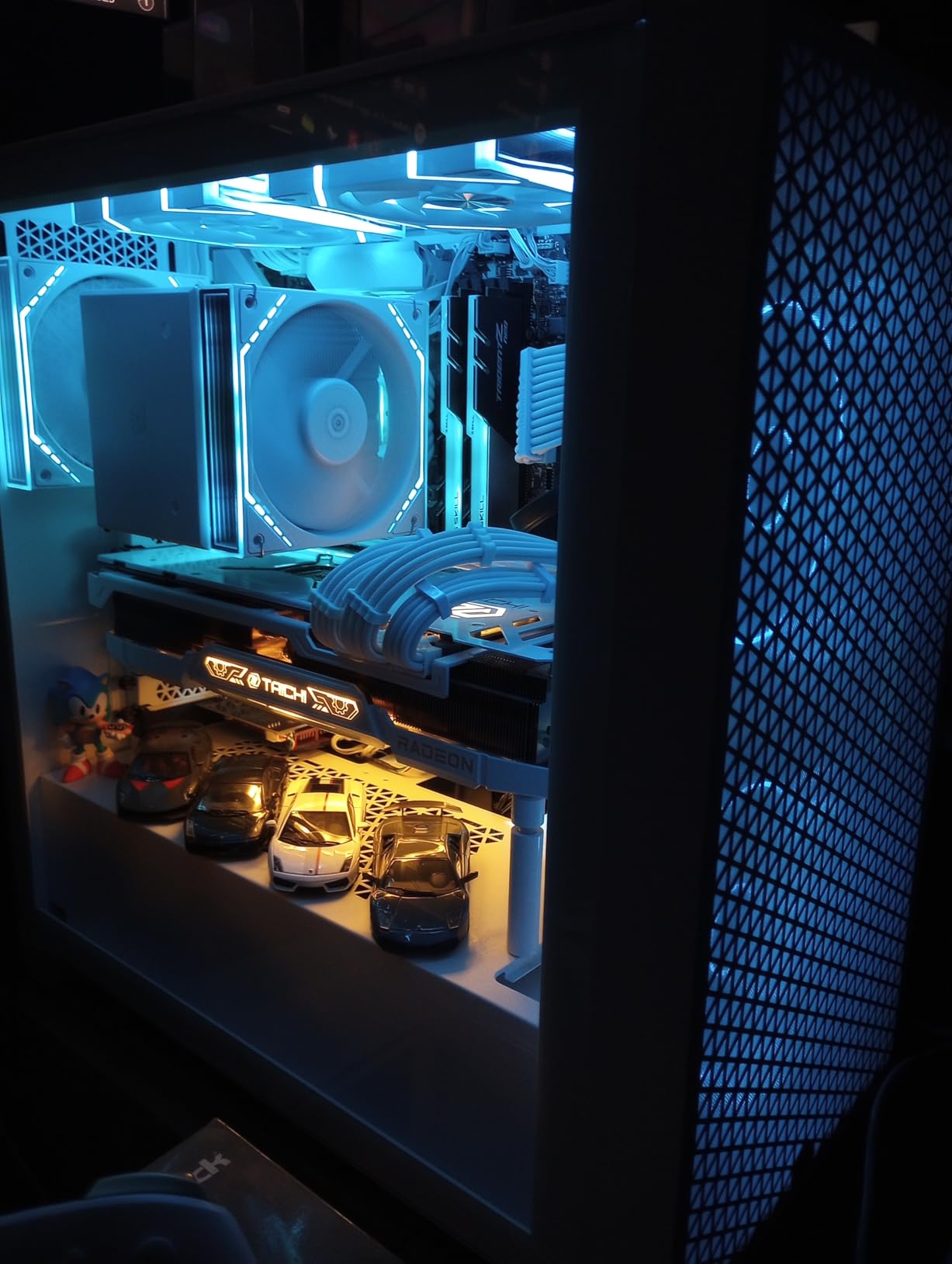 Corsair 3000D Airflow Mid-Tower PC Case – 3-Pin Fans – Four-Slot GPU Support – Fits up to 8X 120mm Fans – High-Airflow Design – White customer photo 2