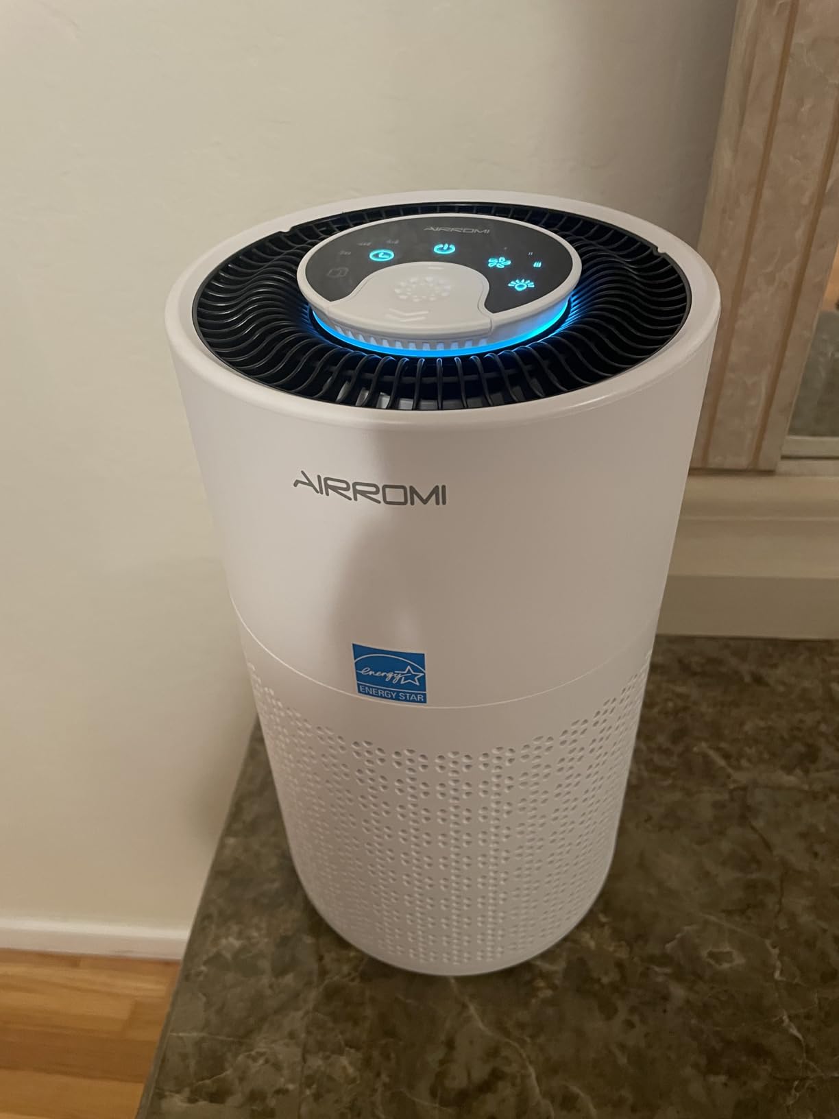 AIRROMI Air Purifier for Bedroom with HEPA 3-in-1 Filter, Pet Air Purifier for Home Cat Pee Smell, Covers Upto 990 Ft², Quiet 360° intake Air Cleaner for pet hair,allergies,Dust,Smoke A2001 White customer photo 1