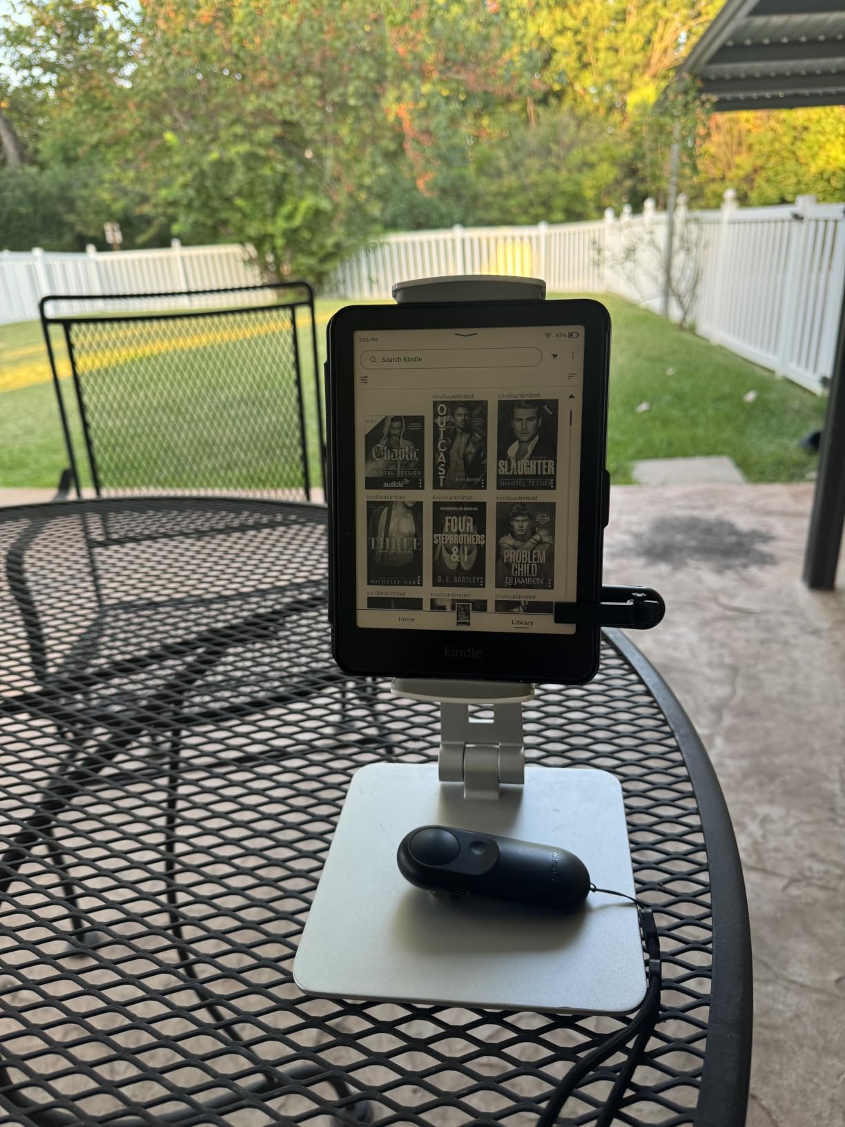 Amazon Kindle Paperwhite Signature Edition 32GB (newest model) – 20% faster with auto-adjusting front light, wireless charging, and weeks of battery life – Metallic Black customer photo 2