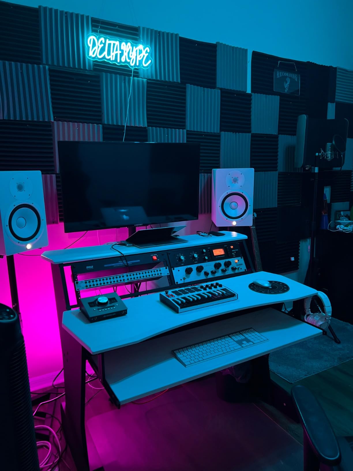 BE200 Series Music Studio Desk Workstation with 2 x 4U Rack (Black) customer photo 1