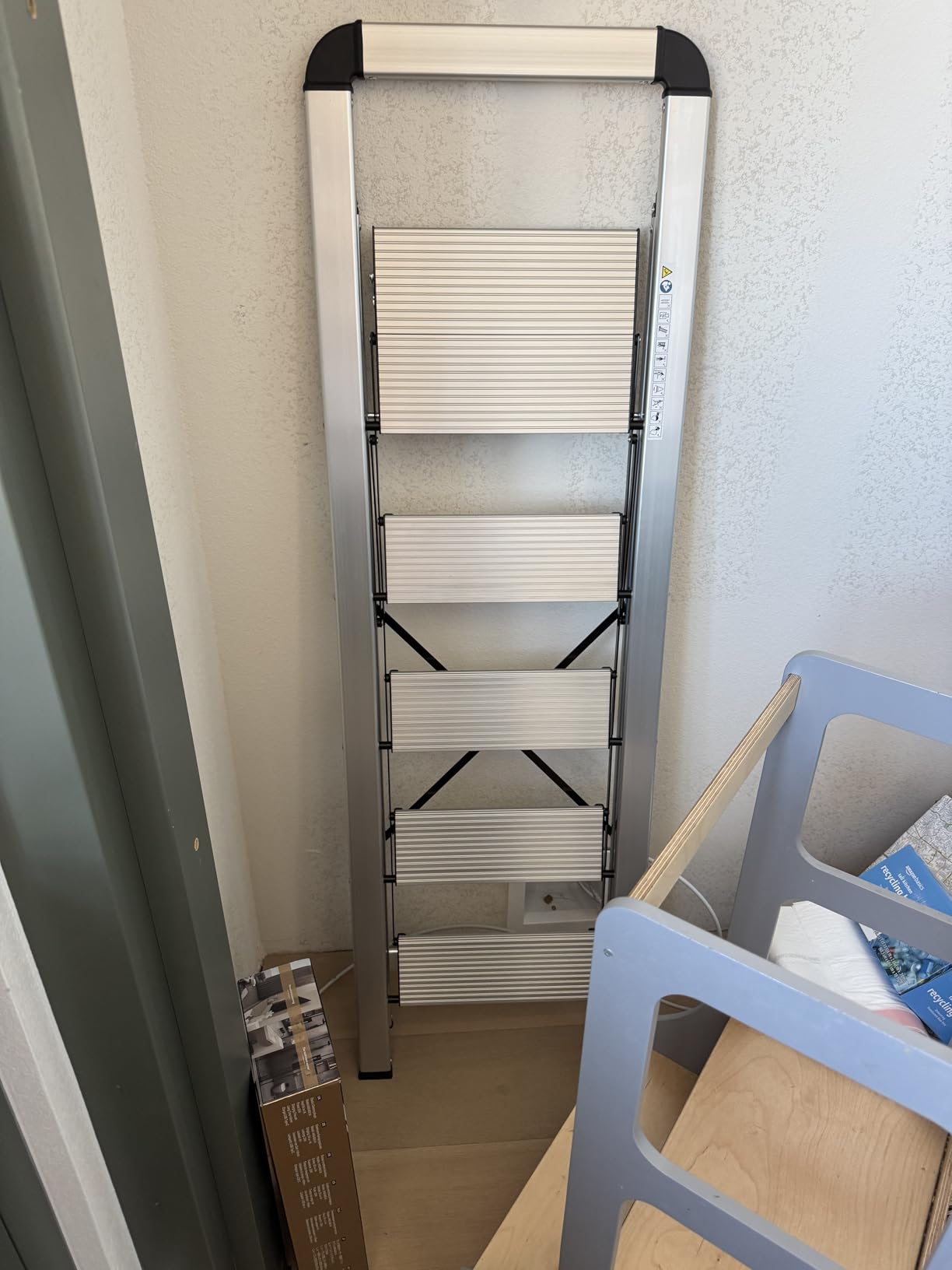 KINGRACK Aluminium 4 Step Ladder, Lightweight Step Stool with Non-Slip Pedals, Handrail, Foldable Step Ladder for Kitchen, Garage, Home, Space Saving, Sturdy and Portable, Silver customer photo 2