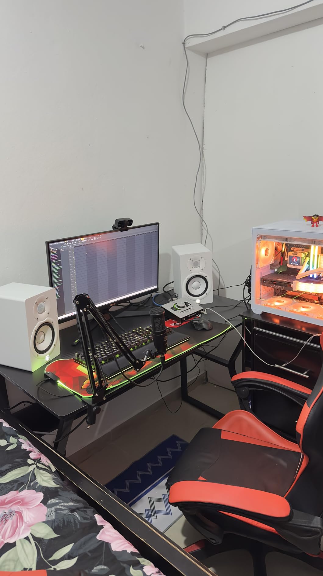 Yamaha HS4 Powered Studio Monitor in Black, Pair (HS4 B) customer photo 1