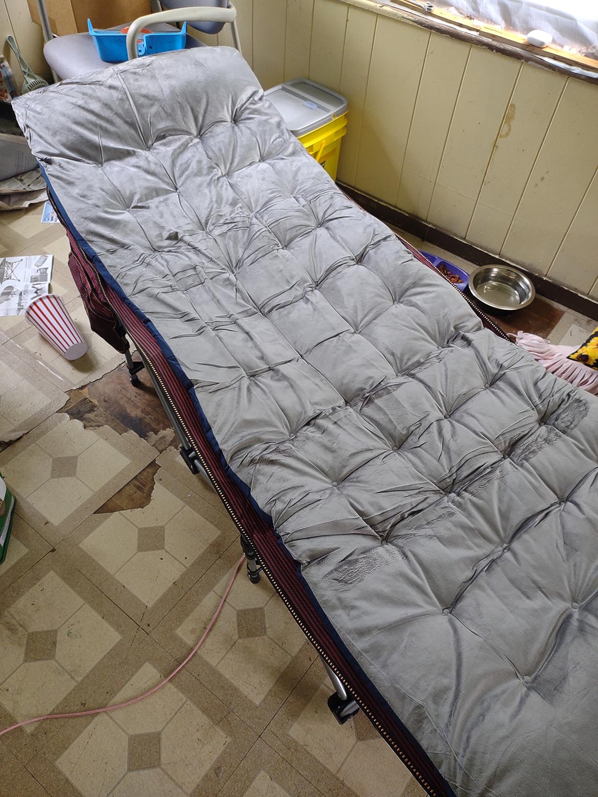 LILYPELLE Oversized XXL Folding Camping Cot, 32