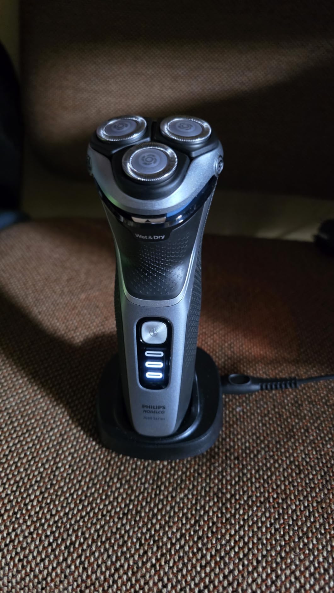 Philips Norelco 3900 Electric Shaver, Storm Blue | 27 Self Sharpening ComfortCut Blades, 5D Pivot & Flex Heads, Wet or Dry Use, Includes Travel Pouch & Charging Stand, S3341/92 customer photo 2