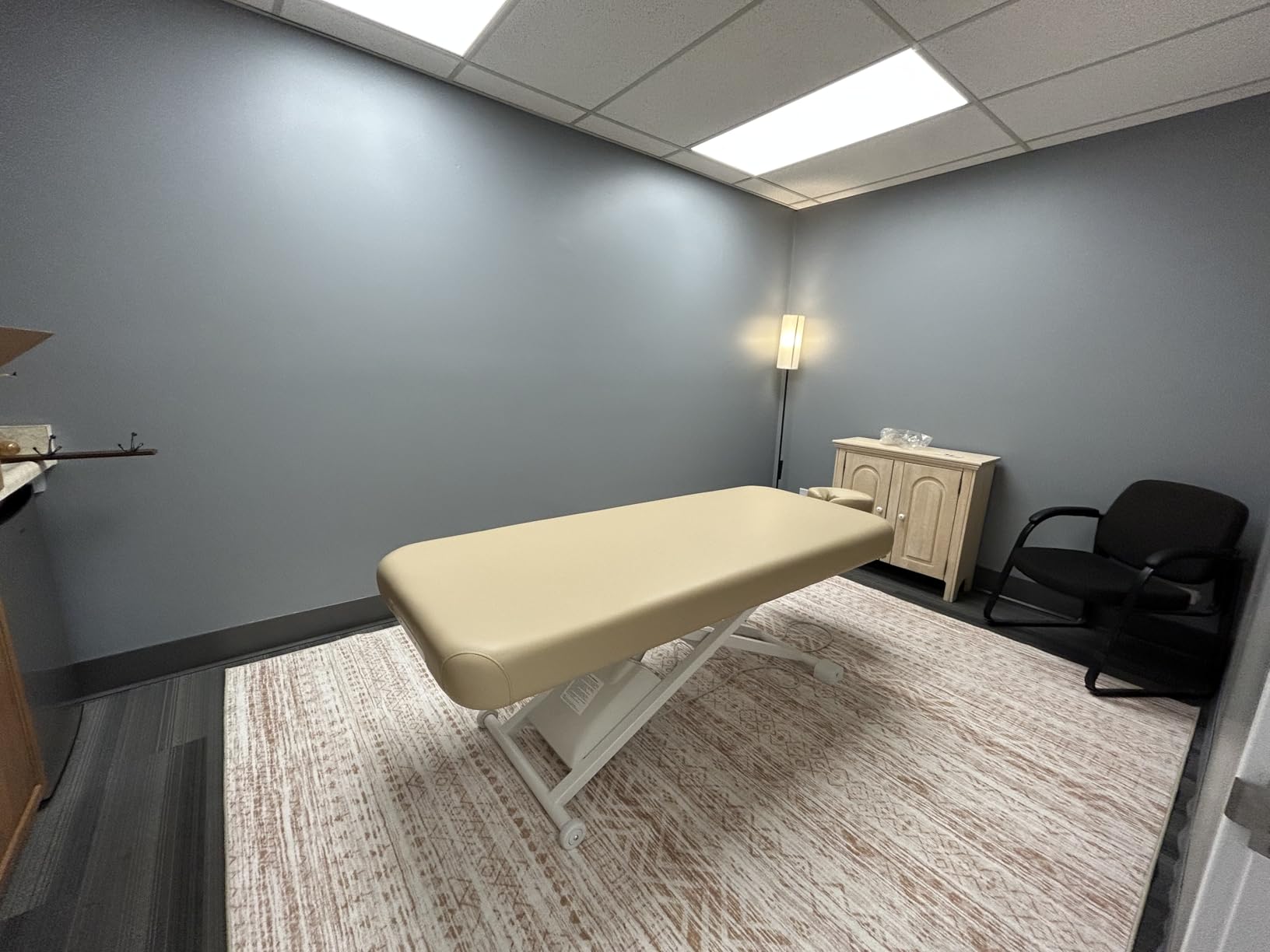 Professional Electric Massage & Spa Table, Flat Top, Black customer photo 1