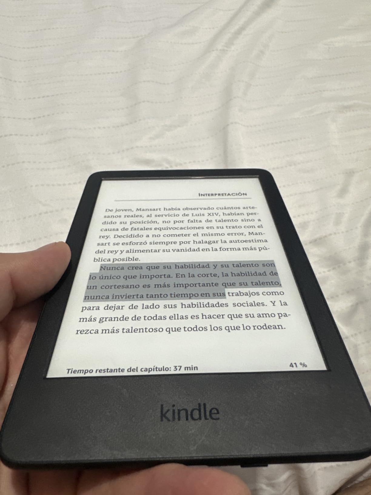 Amazon Kindle 16 GB (newest model) - Lightest and most compact Kindle, now with faster page turns, and higher contrast ratio, for an enhanced reading experience - Matcha customer photo 2