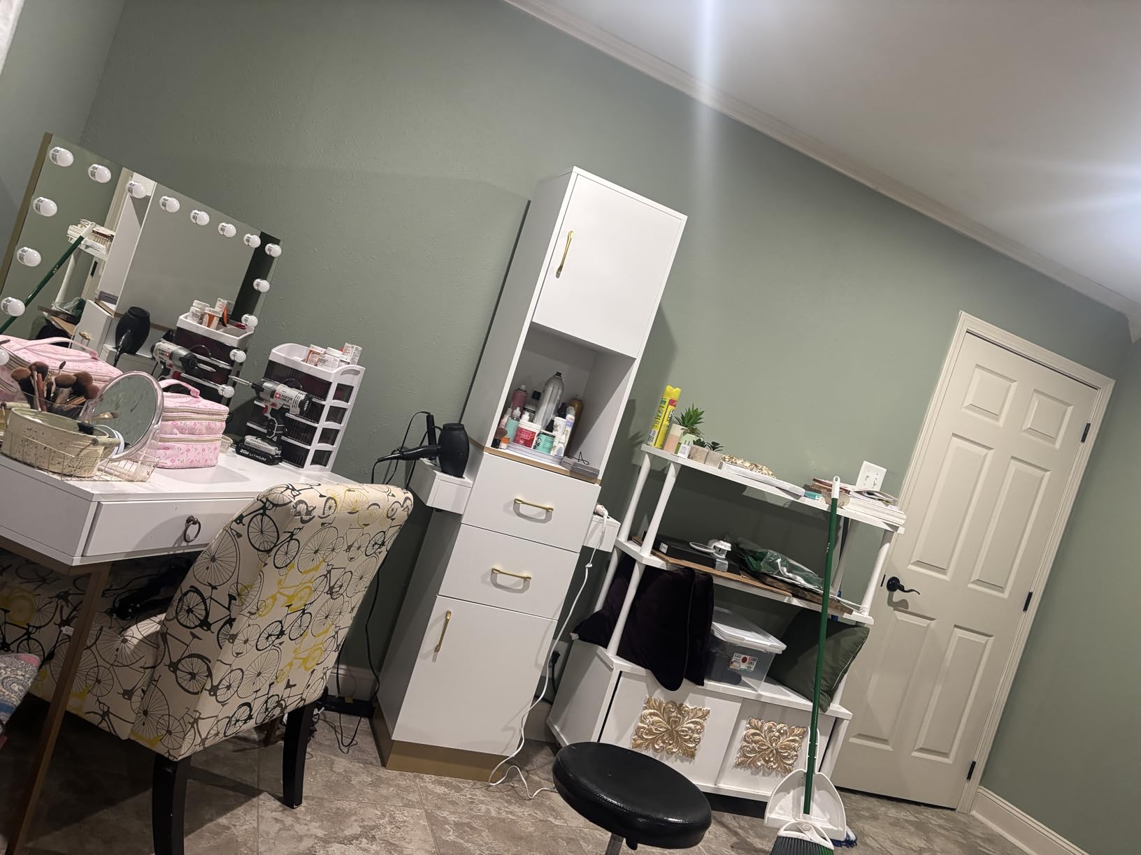 OmySalon Salon Stations for Hair Stylist, Barber Station Hair Salon Station, Beauty Salon Spa Equipment with 2 Drawers, 2 Storage Cabinet, 6 Hair Dryer Holders for Hair Styling, Black Gold customer photo 1