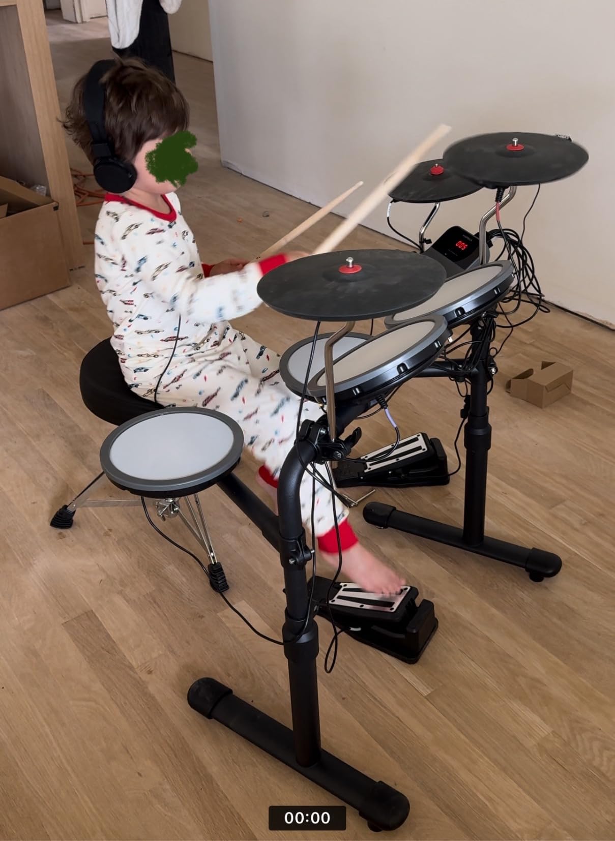 HAMPBACK MK-0 Electric Drum Set with 7'' Quiet Mesh Drum Pads, 8'' Full Rubber Cymbals, 12 Kits and 68 Authentic Sounds, USB MIDI, Throne, Sticks, Headphone, 2 Switch Pedals for Beginners & Kids customer photo 1