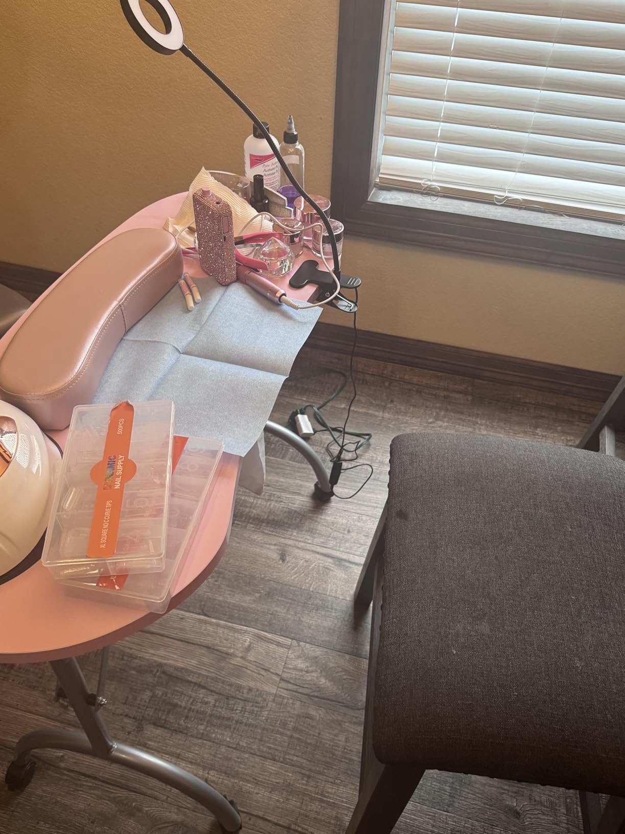 Faquenc Nail Table with Nail Dust Collector, Portable Nail Desk Rolling Manicure Table for Nail Tech Travel Nail Station Professional Foldable Nail Salon Table with Cacuum,Arm Rest,Lockable Wheels,Bag customer photo 2