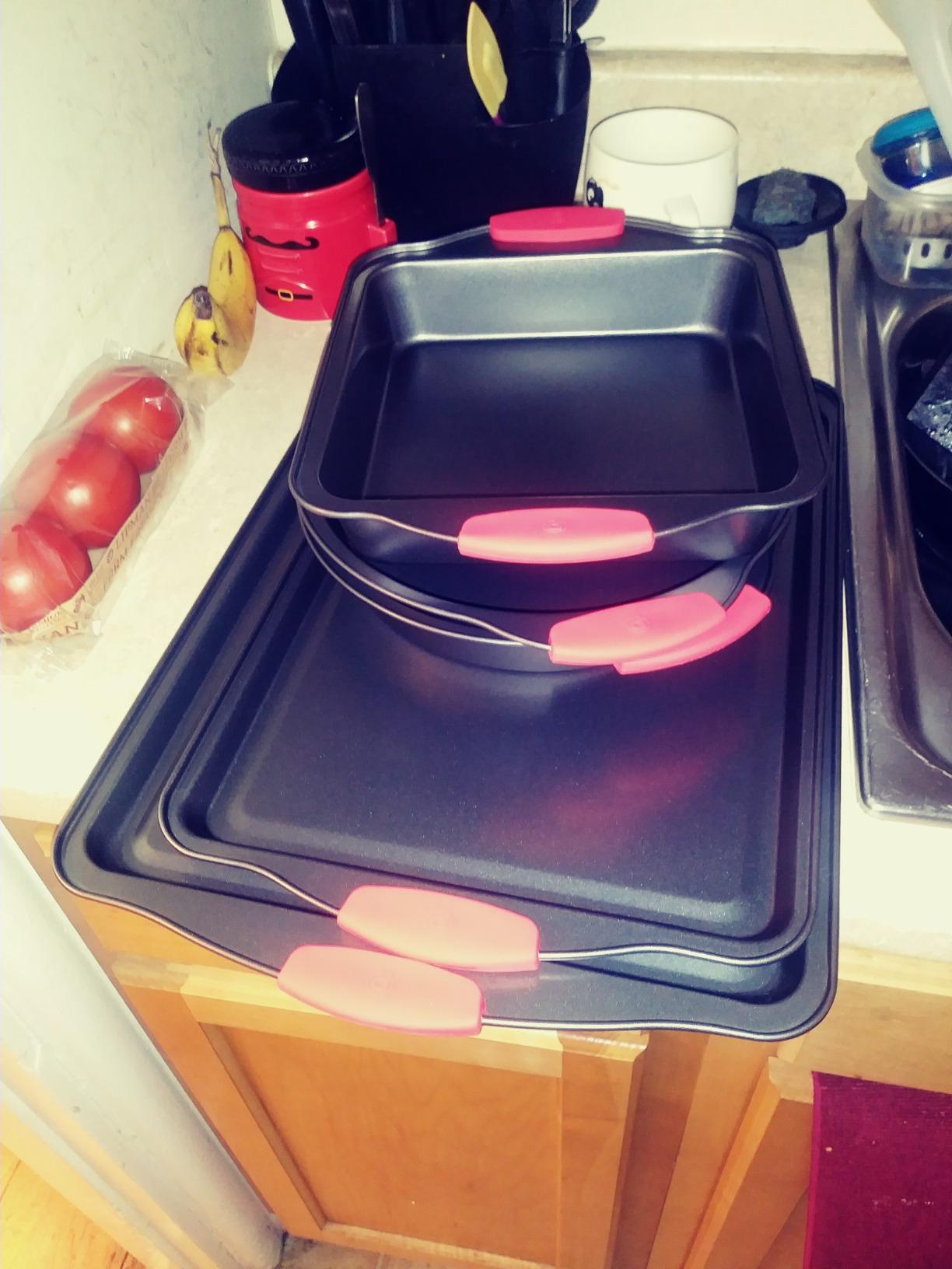 PERLLI Non-Stick 17-Piece Baking Pan Set, BPA-Free Carbon Steel Bakeware Set with Silicone Handles, Stackable Kitchen Oven Set, Cookie Sheet, Baking Tray, Baking Sheet Set, Utensils, Oven Safe (446°F) customer photo 2