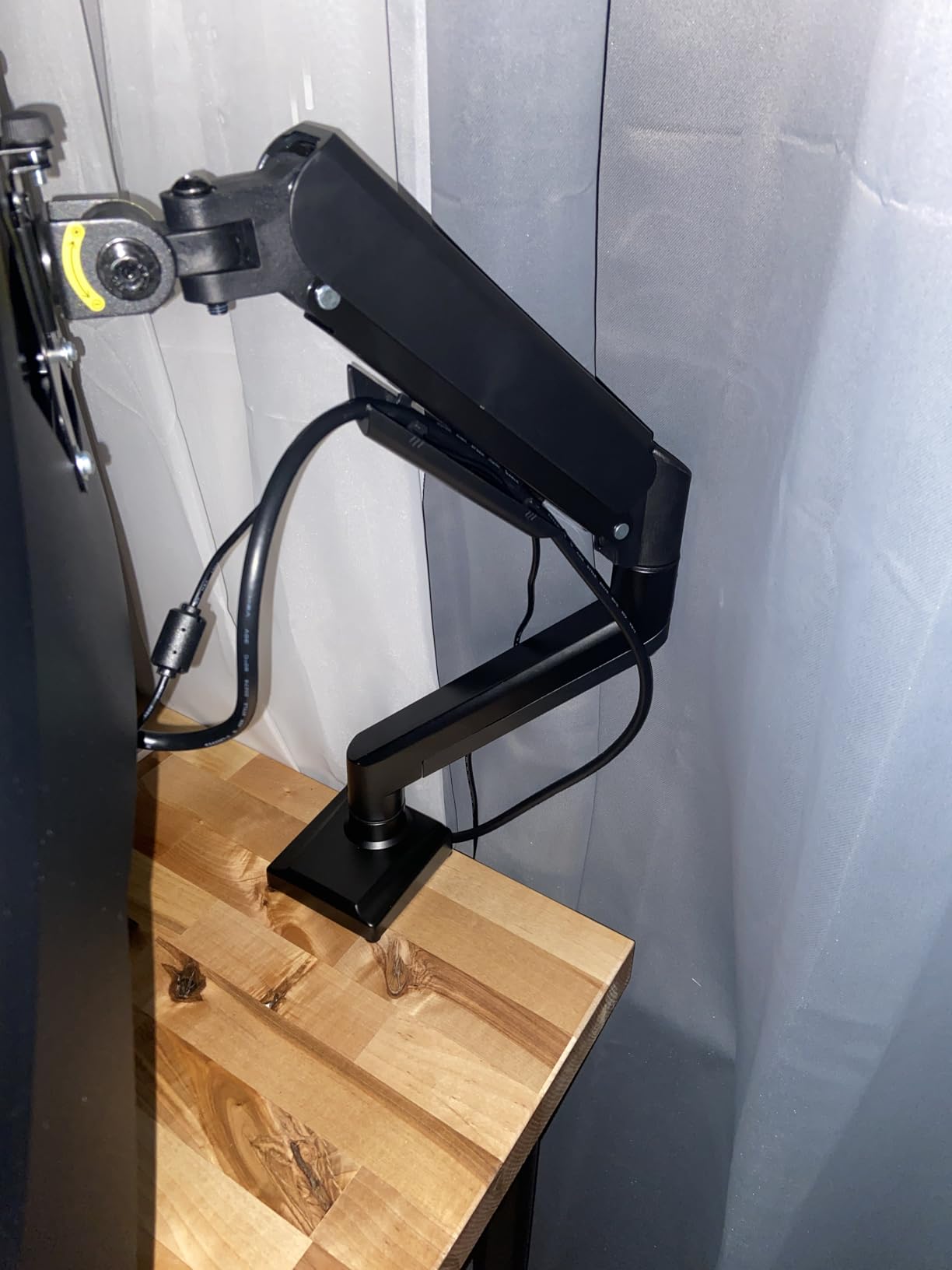 WALI Adjustable Single Monitor Arm for 13-34 inch Screens, up to 26.4 lbs customer photo 2