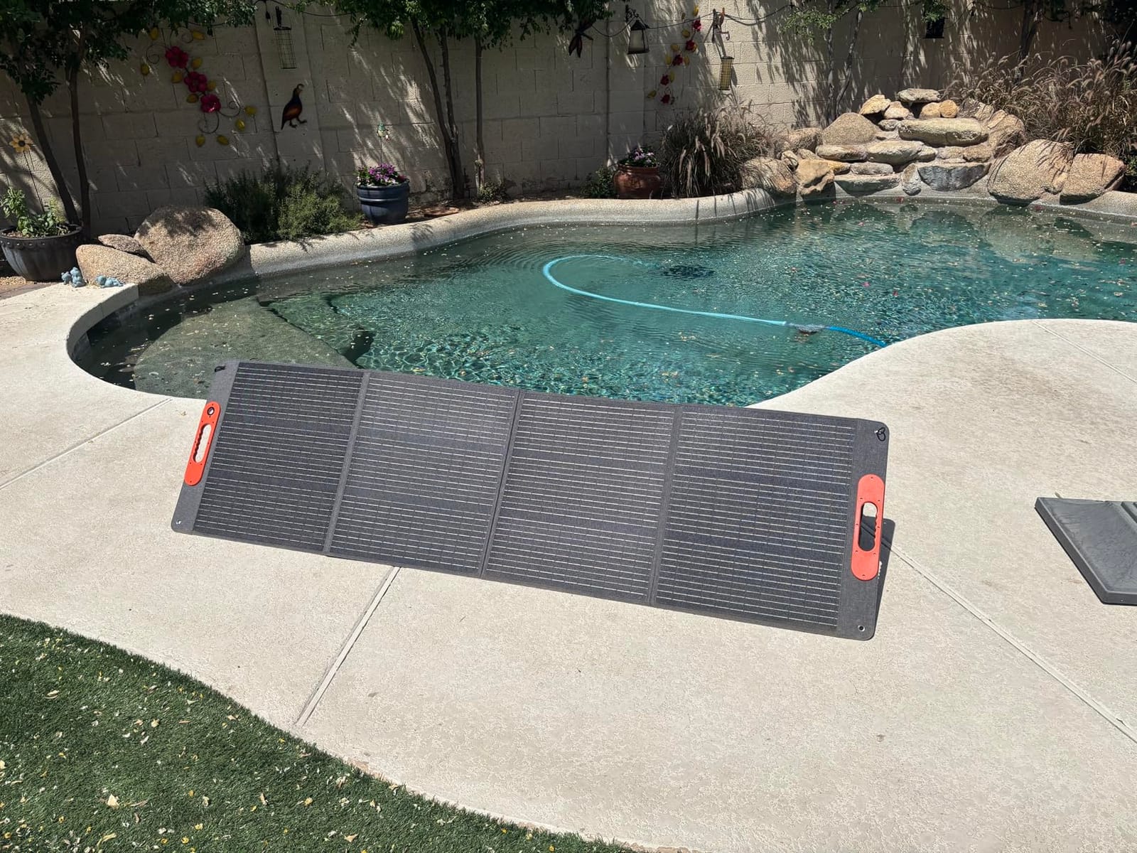 200W Portable Solar Panel for Power Station, 24% High Efficiency ETFE Foldable Solar Panel Charger, QC3.0, Type-C 60W, MC4 Output, IP65 Waterproof, for Outdoor Camping, RV, Emergency Power Supply customer photo 1