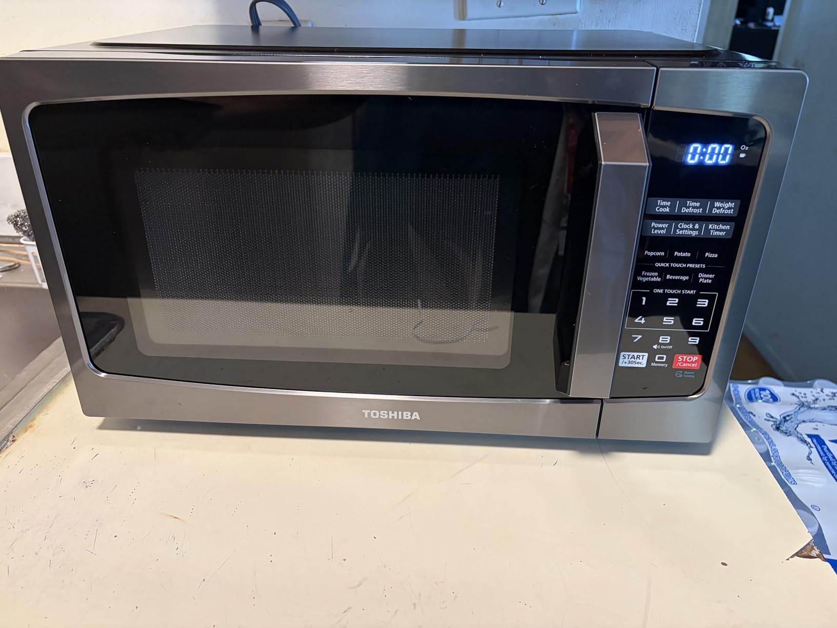TOSHIBA Microwave Oven, 0.9 Cu.Ft, 900W, Black Stainless Steel customer photo 1