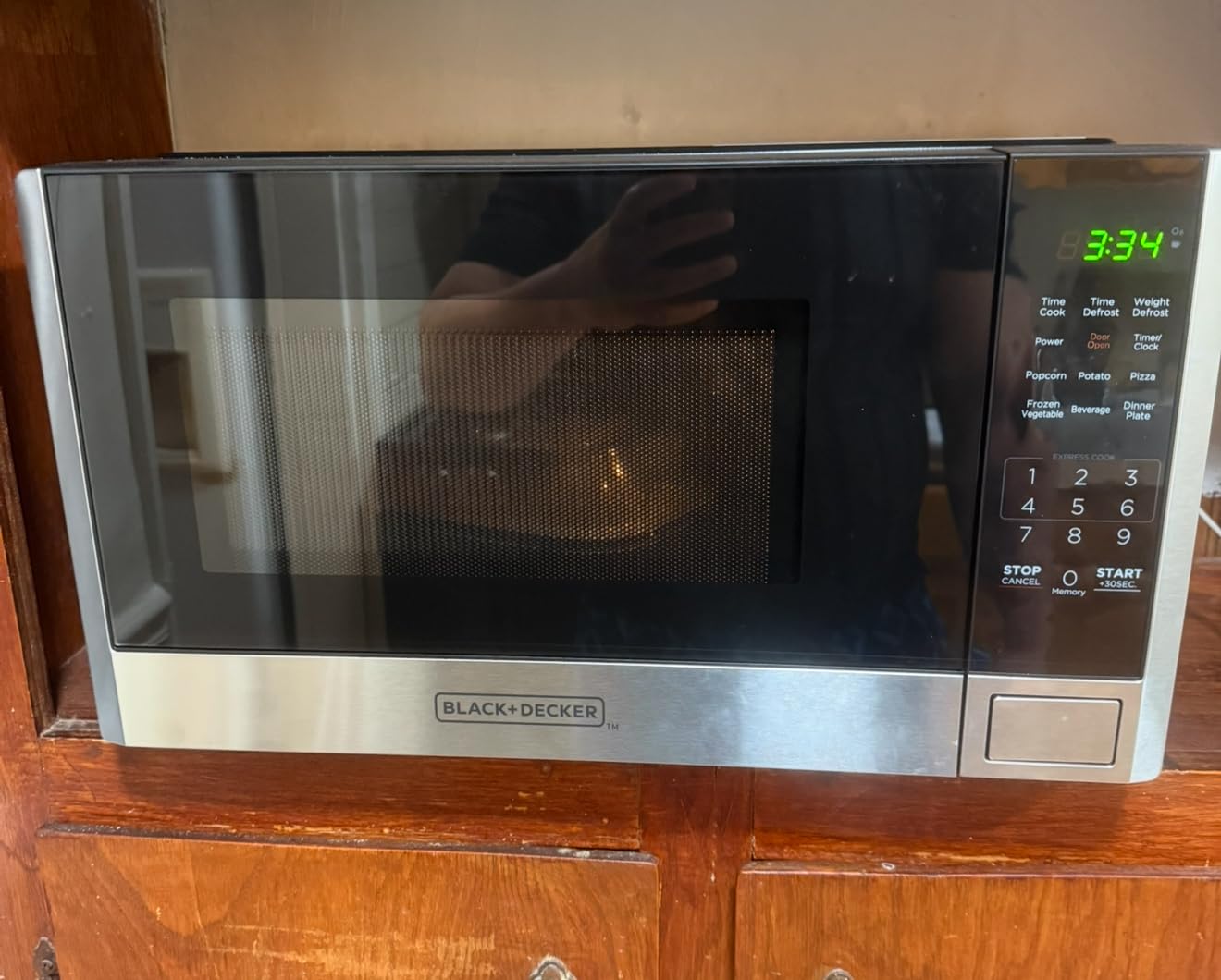 BLACK+DECKER Over the Range Microwave Oven, 1.7 Cu.Ft, 1000W, Black customer photo 1