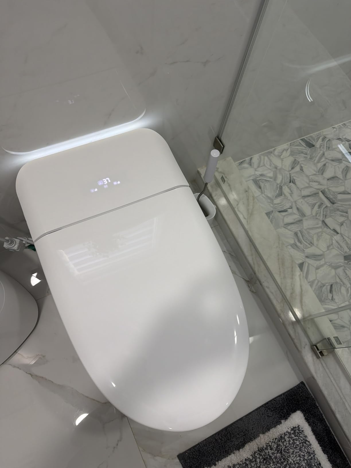 LOUPUSUO Luxury Smart Toilet with Foam Shield Auto-Open/Close Lid customer photo 1