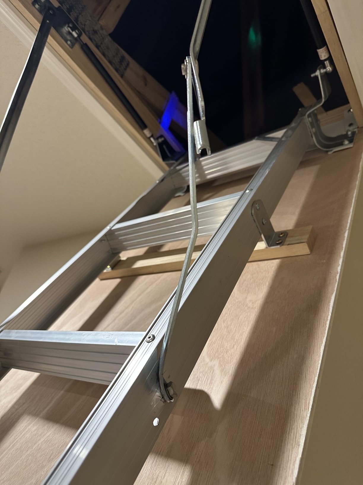 VEVOR Attic Ladder Wall-Mounted, 660LBS/299.4KG Capacity, Fits 9.5 to 10 ft Ceiling Height, 12-Step Steel Folding Stairs with Handrails, Pull Down Attic Ladders for Attics, Garages, Roofs, Basements customer photo 1