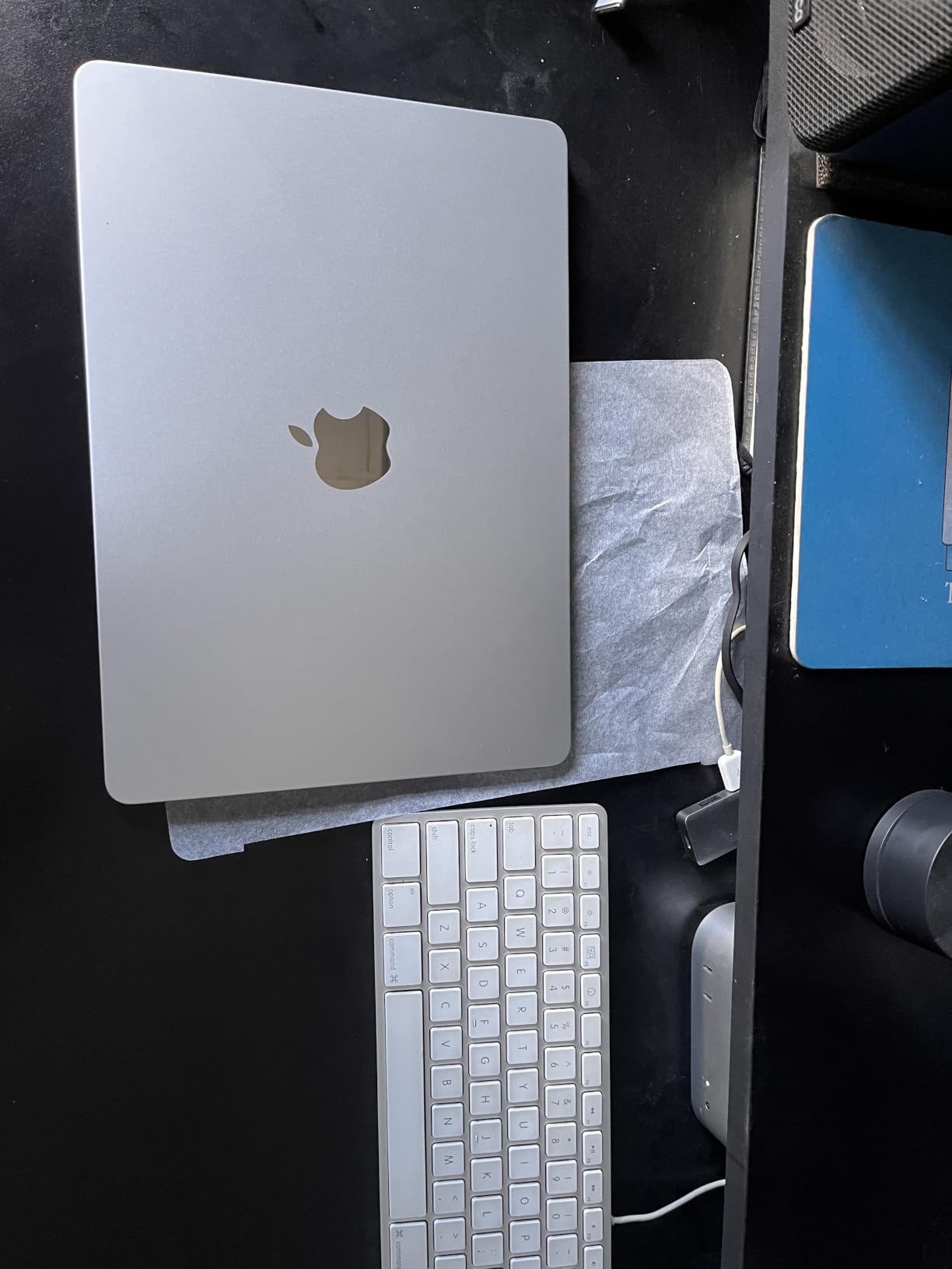Apple 2026 MacBook Air 13-inch Laptop with M5 chip: Built for AI, 13.6-inch Liquid Retina Display, 24GB Unified Memory, 1TB SSD, 12MP Center Stage Camera, Touch ID, Wi-Fi 7; Silver customer photo 2