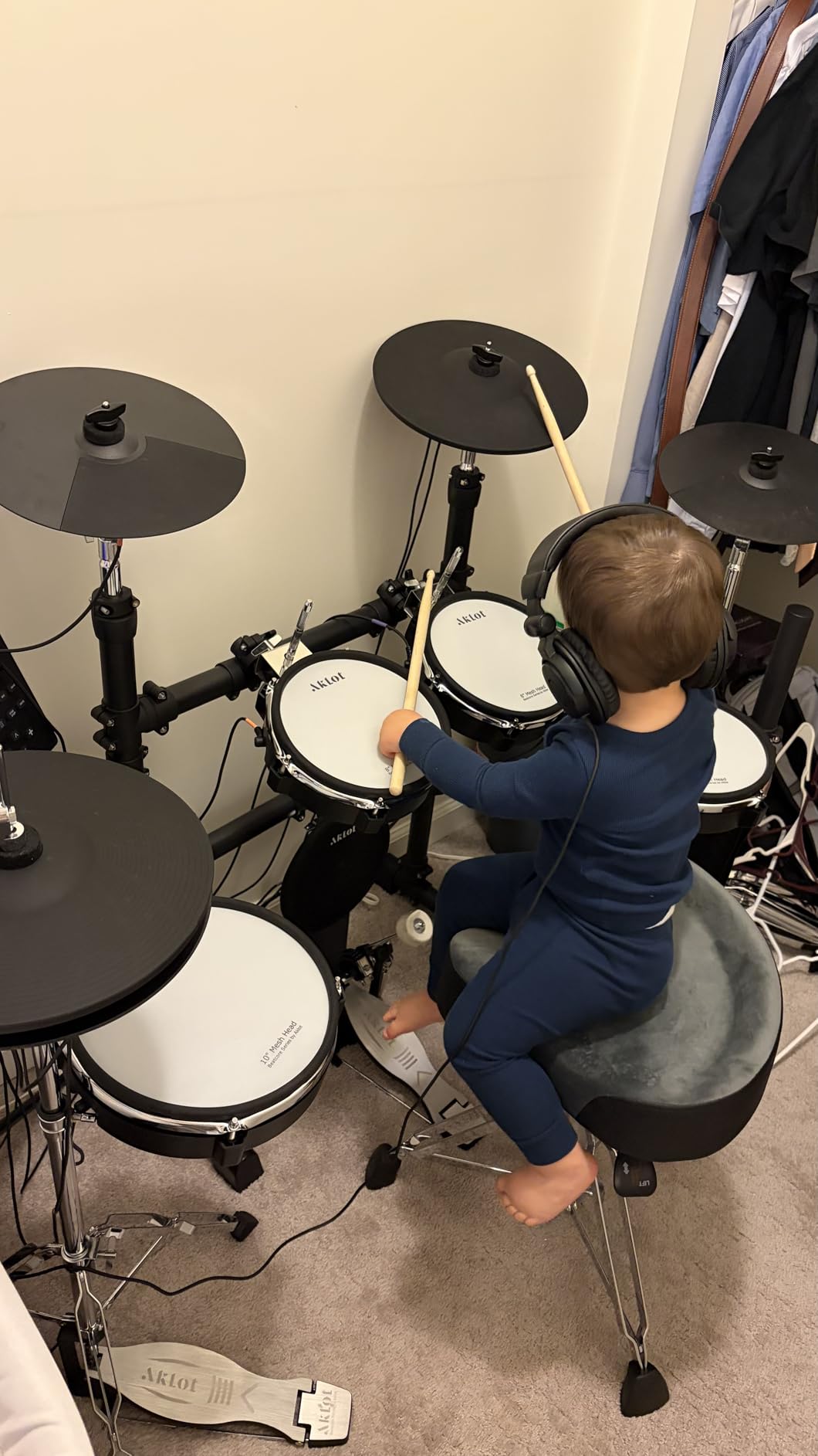 AKLOT Expanded-Size Electric Drum Set: 12'' Two-Piece Standalone Hi-Hat, Independent Kick Drum and 10'' Dual-Zone Snare, 12'' Triple-Zone Ride Cymbal, All Mesh Heads, 460 Sounds, Mesh Bass Drum, White customer photo 1